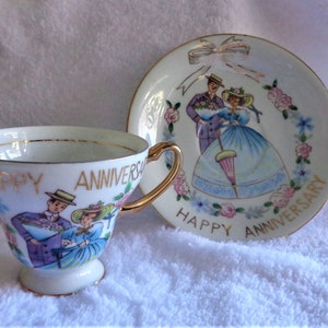 Norcrest Happy Jubiläum handbemalte feine Porzellantasse und Untertasse mit altem Modepaar