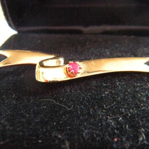 AVON President&#39;s Club Gold Tone Pin with One Red Rhinestone in Original Box