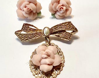 Broche y pendientes con rosas rosadas de la colección Jewelry Company de 1928