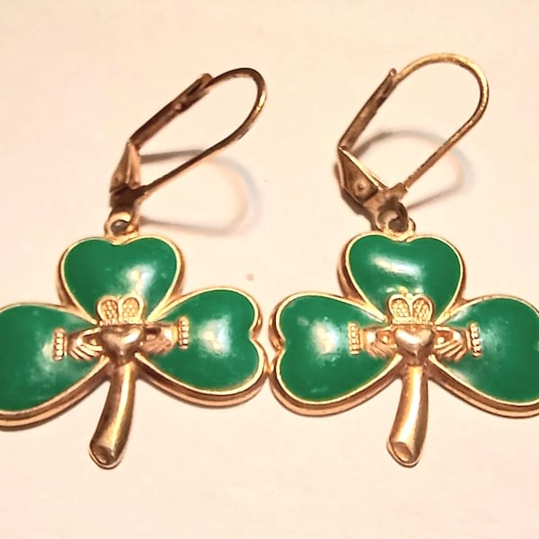 Kolczyki z irlandzkiej koniczyny w kolorze zielono-złotym z wiszącymi kroplami Claddagh