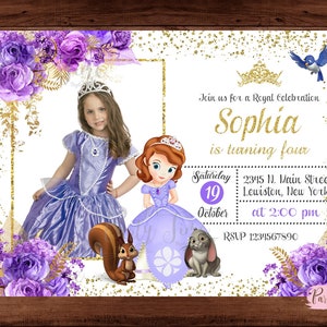 Op de afbeelding: Paarse en gouden verjaardagsuitnodiging met een foto van een meisje dat als prinses is verkleed. De uitnodiging luidt "Doe mee met ons voor een koninklijke viering Sophia wordt vier jaar" en bevat de datum, tijd en het adres.