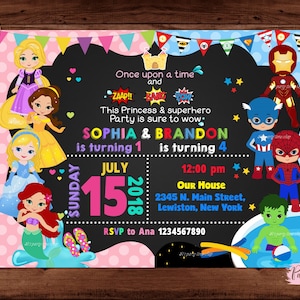 Puede incluir: Una invitación rosa y azul para una fiesta de princesas y superhéroes. La invitación presenta imágenes de princesas como Cenicienta, Bella y Ariel, y superhéroes como Spiderman, Capitán América y Hulk. El texto de la invitación dice: "Érase una vez... Esta fiesta de princesas y superhéroes seguro que te dejará boquiabierto. Sophia & Brandon cumple 1 cumple 4. 15 de julio de 2018. 12:00 pm. Nuestra casa 2345 N. Main Street, Lewiston, Nueva York. RSVP a Ana 1234567890."