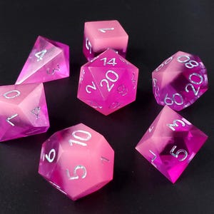 Double bulle : jeu de 7 dés polyédriques à bords tranchants faits main