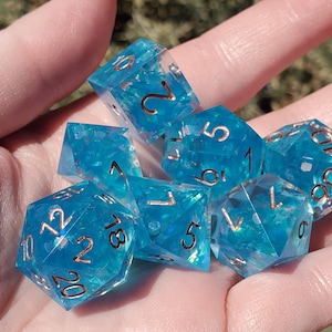 Sky Fair: 7-teiliges handgefertigtes Sharp Edge Polyeder Würfel Set