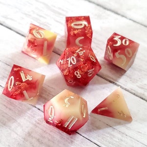 Crimson Tide : Ensemble de 7 dés polyédriques à bords tranchants faits à la main