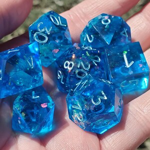 Kristallmeer: 7-teiliges handgefertigtes scharfes polyedrisches Würfelset