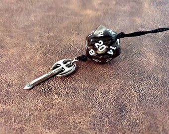 Collar D20 con amuletos de arma/clase