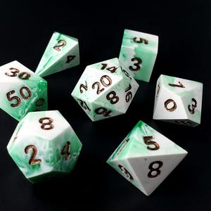 Forêt crépitante : jeu de 7 dés polyédriques à bords tranchants faits main