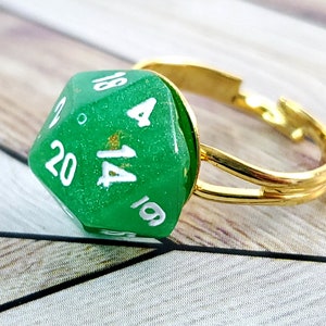 Miniature D20 Ring 15 Green