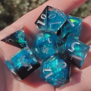 Azurblaue Ufer: 7-teiliges handgemachtes Sharp Edge Polyedrisches Würfelset