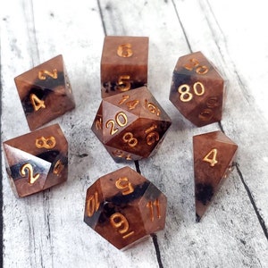 Obélisque en cuir : jeu de 7 dés polyédriques à bords tranchants faits main