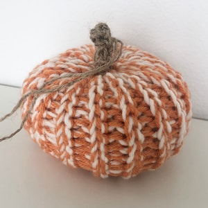 Calabaza de ganchillo naranja y blanco