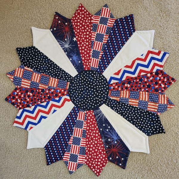 Centro de mesa patriótico redondo y puntiagudo de 21,5 pulgadas, hecho a mano, con diseños en rojo, blanco y azul, acolchado de algodón, estilo americano.