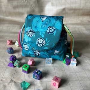Blaue Blümchen Würfeltasche: DND TTRPG Kordelzugbeutel