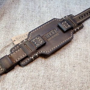 18,20,22,23,24,26 мм. Подлинный кожаный комплект РЕМЕШОК ручной работы винтажный стиль. Cuff strap.Оливковый цвет. Особого возраста