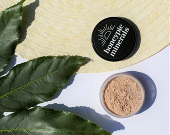 Fond de teint minéral naturel - Teinte : Light - Pot tamis de 10 g (maquillage vegan, cruelty-free, poudre libre) par Honeypie Minerals