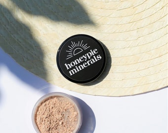 Fond de teint minéral naturel - Teinte : Lightly Medium - Pot tamis de 10 g (maquillage végétalien, sans cruauté envers les animaux, poudre) par Honeypie Minerals