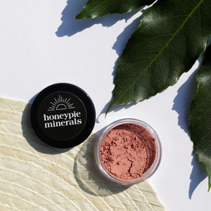 Natural Mineral Blusher - Coral - 3g sifter jar (vegan, cruelty-free makeup, loose blush powder tint) by Honeypie Minerals