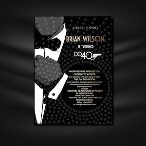 Peut inclure: Une invitation noire et dorée avec une silhouette d'un homme en smoking. L'invitation est pour une fête d'anniversaire de 40 ans sur le thème de James Bond. Le texte indique "A Licence to Party, Brian Wilson is turning 0040".