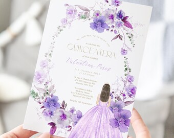 Puede incluir: Una invitación de quinceañera floral de color morado y blanco con un diseño de acuarela. La invitación incluye el texto "Mr. and Mrs. Perez invite you to celebrate the Quinceañera of their daughter Valentina Perez" y los detalles del evento.
