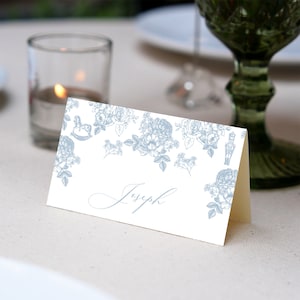 Toile de Jouy baby shower placecard met blauwe bloemen en vintage speelgoed | Bewerkbare afdrukbare sjabloon