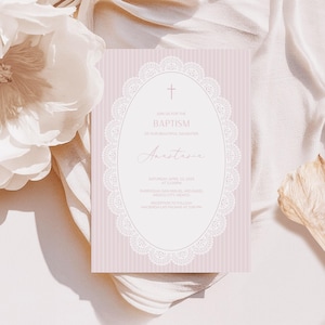 Peut inclure: Une invitation de baptême avec un fond à rayures roses et un cadre ovale en dentelle blanche. La carte comprend le texte "JOIN US FOR THE BAPTISM OF OUR BEAUTIFUL DAUGHTER Anastasia". La date et l'heure sont également incluses.