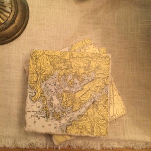 Set mit 4 Vintage Map oder handbemalten Untersetzern aus getrommeltem Marmor