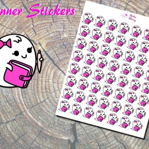 Könnte beinhalten: Eine Planer-Sticker-Tafel mit einem niedlichen Geist, der ein rosa Notizbuch und einen Stift hält. Der Geist hat eine rosa Schleife auf dem Kopf und lächelt. Die Sticker sind perfekt, um deinem Planer einen Hauch von Verspieltheit zu verleihen.