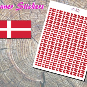 Könnte beinhalten: Ein Blatt Planer-Aufkleber mit der Flagge Dänemarks. Die Aufkleber sind rot mit einem weißen Kreuz und in einem Raster angeordnet. Das Blatt ist weiß mit dem Text "Planner Stickers" oben.
