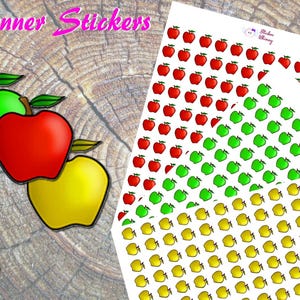Peut inclure: Une collection d'autocollants pour agenda présentant des rangées de petites illustrations de pommes rouges, vertes et jaunes sur des feuilles blanches. Le texte "Planner Stickers" apparaît en rose en haut à gauche et le logo "Sticker Whimsy" est visible.