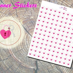 Puede incluir: Una hoja de pegatinas para planificadores con un diseño de candado y llave en forma de corazón rosa. La hoja es blanca con un patrón repetitivo del diseño. El texto "Planner Stickers" está en la parte superior de la hoja.