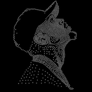 Könnte beinhalten: Eine schwarze Grafik eines Hunde-Profils, erstellt mit weißen Punkten. Der Hund trägt einen Hut und hat ein spitzes Ohr. Das Bild ist ein einfaches, aber auffälliges Design, perfekt für Kleidung oder Accessoires.