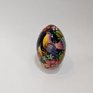 Ovo de Páscoa ucraniano - decorações tradicionais de Páscoa feitas à mão com pintura Petrykivka - presente para a Páscoa
