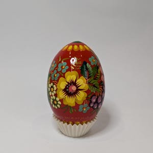 Ovo de Páscoa ucraniano - decorações tradicionais de Páscoa feitas à mão com pintura Petrykivka - presente para a Páscoa