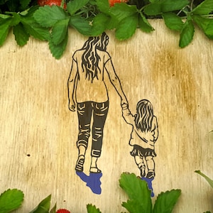 Madre e hija joven pelo largo amor familia dibujada a mano caminando SVG Archivo mamá mamá niña suéter camiseta original cricut escaneo n corte silueta