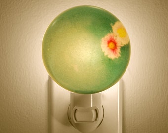 Nursery Light, Night Light, English Daisy Art, Flower Night Light, Green Night Light, Floral Light, Cheerful Night Light, Resin Light Art