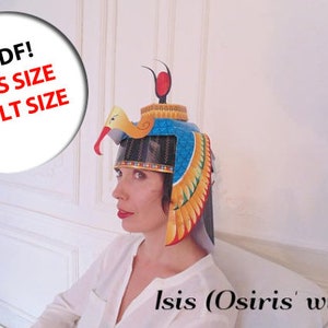 Puede incluir: Una mujer lleva una diadema de papel artesanal de colores con el texto "Isis (esposa de Osiris)" impreso debajo. La diadema es azul, amarilla y roja con un borde dorado.