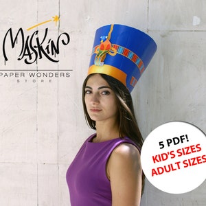 Puede incluir: Una corona de papel azul y dorada con un diseño de pájaro. La corona la lleva puesta una persona con el pelo largo y castaño. El texto "5 PDF! KID'S SIZES ADULT SIZES" está en rojo sobre un círculo blanco.