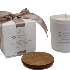 Könnte beinhalten: Eine weiße Kerze mit einem Holzdeckel in einer weißen Schachtel mit einem braunen Band. Die Kerze hat ein Etikett mit der Aufschrift "40. Hochzeitstag" und "Mr & Mrs Turner".