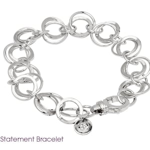 Puede incluir: Pulsera de plata de ley con círculos entrelazados. La pulsera tiene un cierre de langosta.
