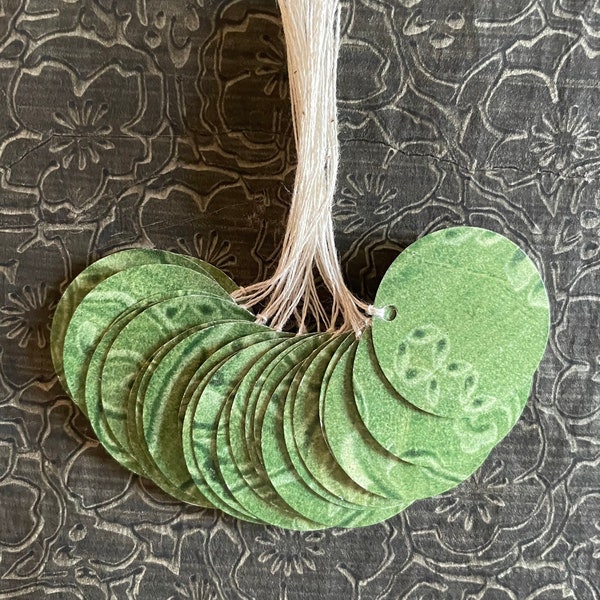Grüne japanische gemusterte Geschenkanhänger mit Leinenschnur 1,5 ", handgemachte runde Papierpreisschilder, Paste Papier antike Reproduktion, Brautfeiertag