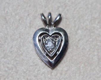 Herzanhänger aus Weißgold mit Diamanten, Halskette, Vintage-Schmuck im minimalistischen Stil