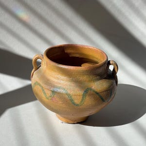 Jarrón de cerámica vintage, jarra de alfarería hecha a mano, pequeño recipiente con asa, estilo europeo antiguo, rústico, ideal como centro de mesa o regalo para anfitriona.