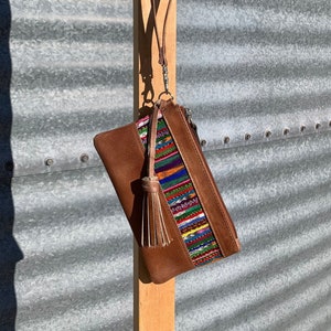 NEU!  handgewebte guatemalaische Huipil & rustikales kolumbianisches Lederarmband