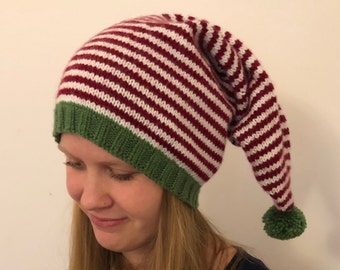 Gestrickte Zipfelmütze "Grinchy Pompom" getsreift mit Bommel in verschiedenen Größen aus Polyacryl - vegan