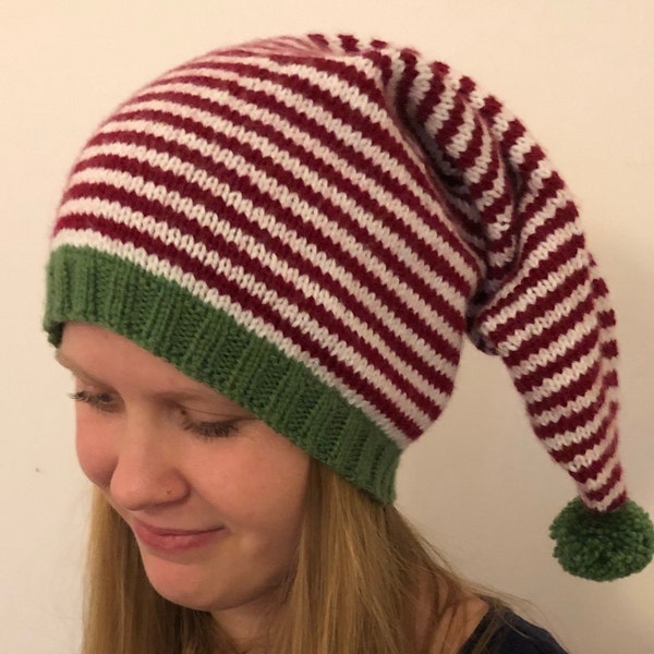 Bonnet tricoté "Grinchy Pompom" rayé avec pompon de différentes tailles en polyacrylique - végétalien