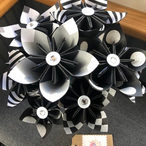 Fleurs en papier origami kusudama, fleurs en papier/cartes sur le thème grises, blanches, noires, décoration d'intérieur, mariages, fêtes
