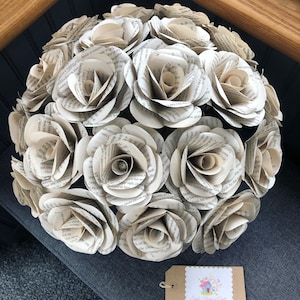 x20 Paper roses + Bucket Display vase Valentine Day Gift, Mother's Day Gift, Rose Bouquet, Gift Ideas , book page flowers