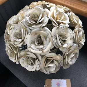 x20 Rose di carta Spartiti a tema + Vaso espositivo a secchiello Regalo di San Valentino, regalo per la festa della mamma, bouquet di rose, fiori di carta