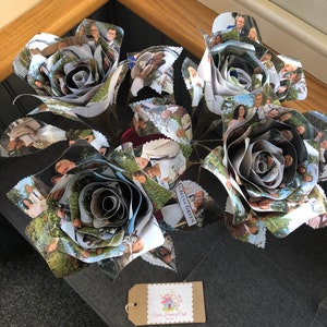 x4 roses photo personnalisées + vase bouteille. Personnalisé avec vos photos de toutes les occasions. Veuillez envoyer un message pour discuter de la commande avant l'achat.